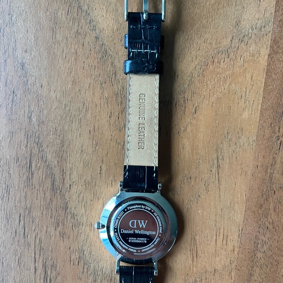 Black leather, Daniel Wellington watch with sterling silver details. - Picture 4 of 5